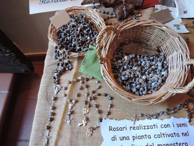 Rosari realizzati con i semi chiamati "Lacrima di Giobbe"